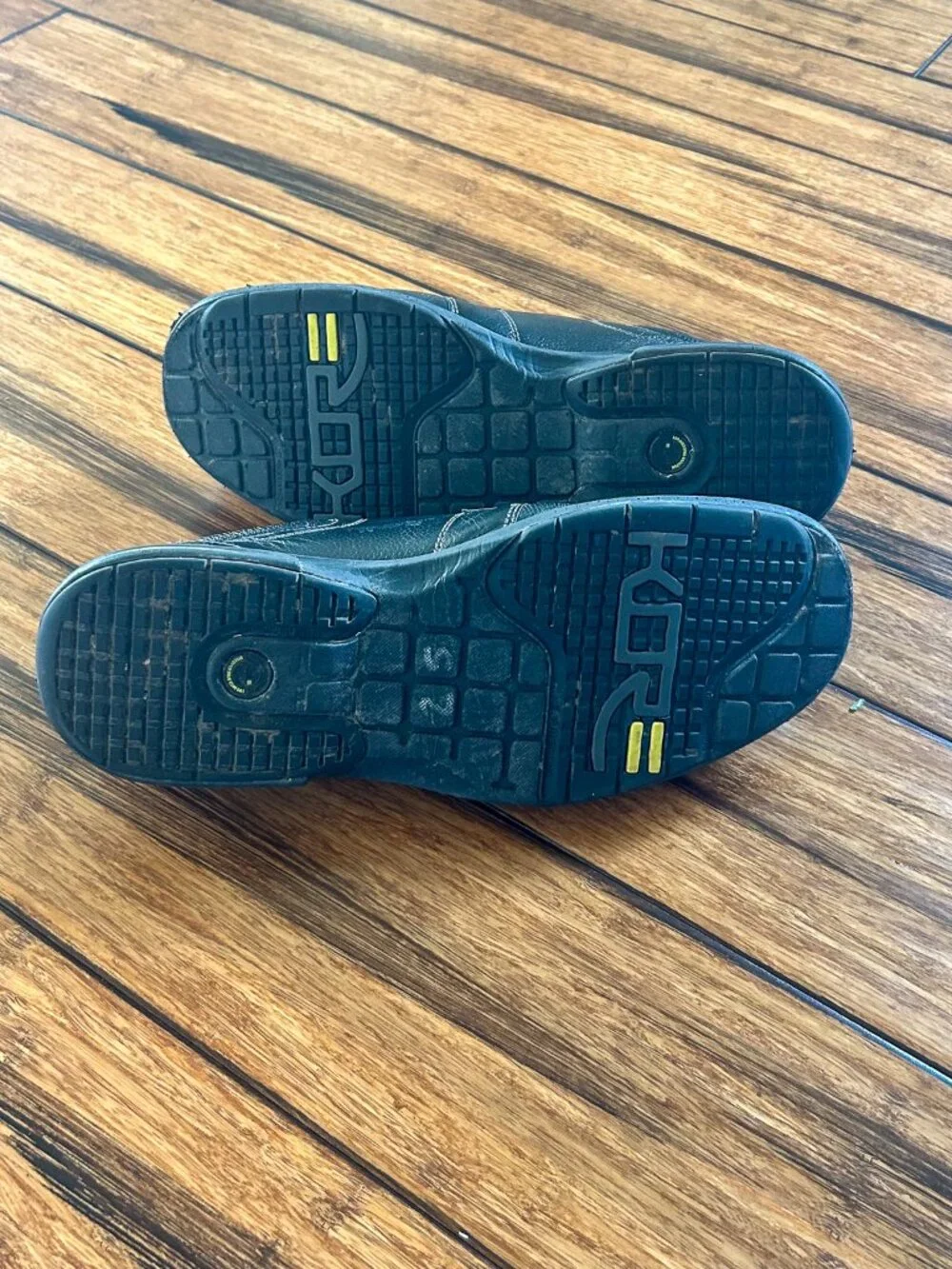 Black mens dress shoes size 9W